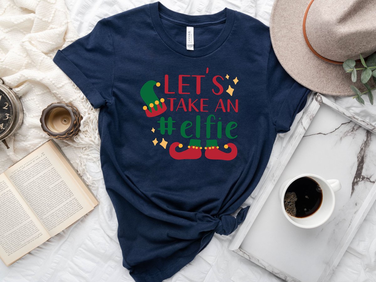 Lykke Lets Take An Elfie T-shirt| Grappige Foute kersttrui Shirt Cadeau|Mannen|Vrouwen|Leuke Elf, Rendier | Christmas Cadeau Shirt| Navy Katoen| Maat M